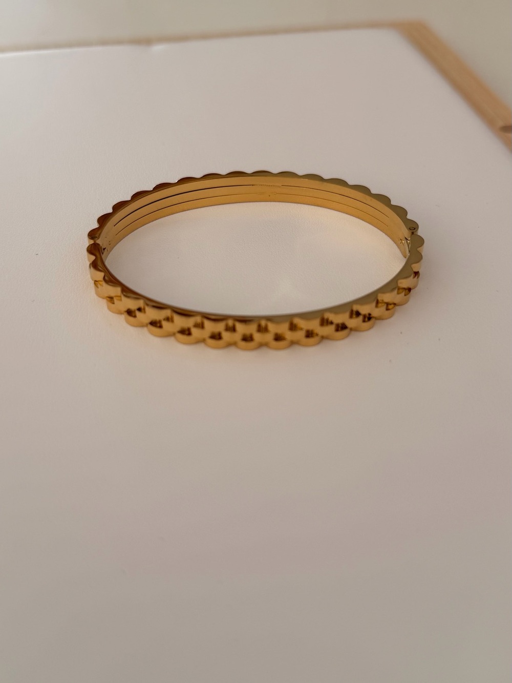 Gold Scalloped Edge Women's Bangle Bracelet